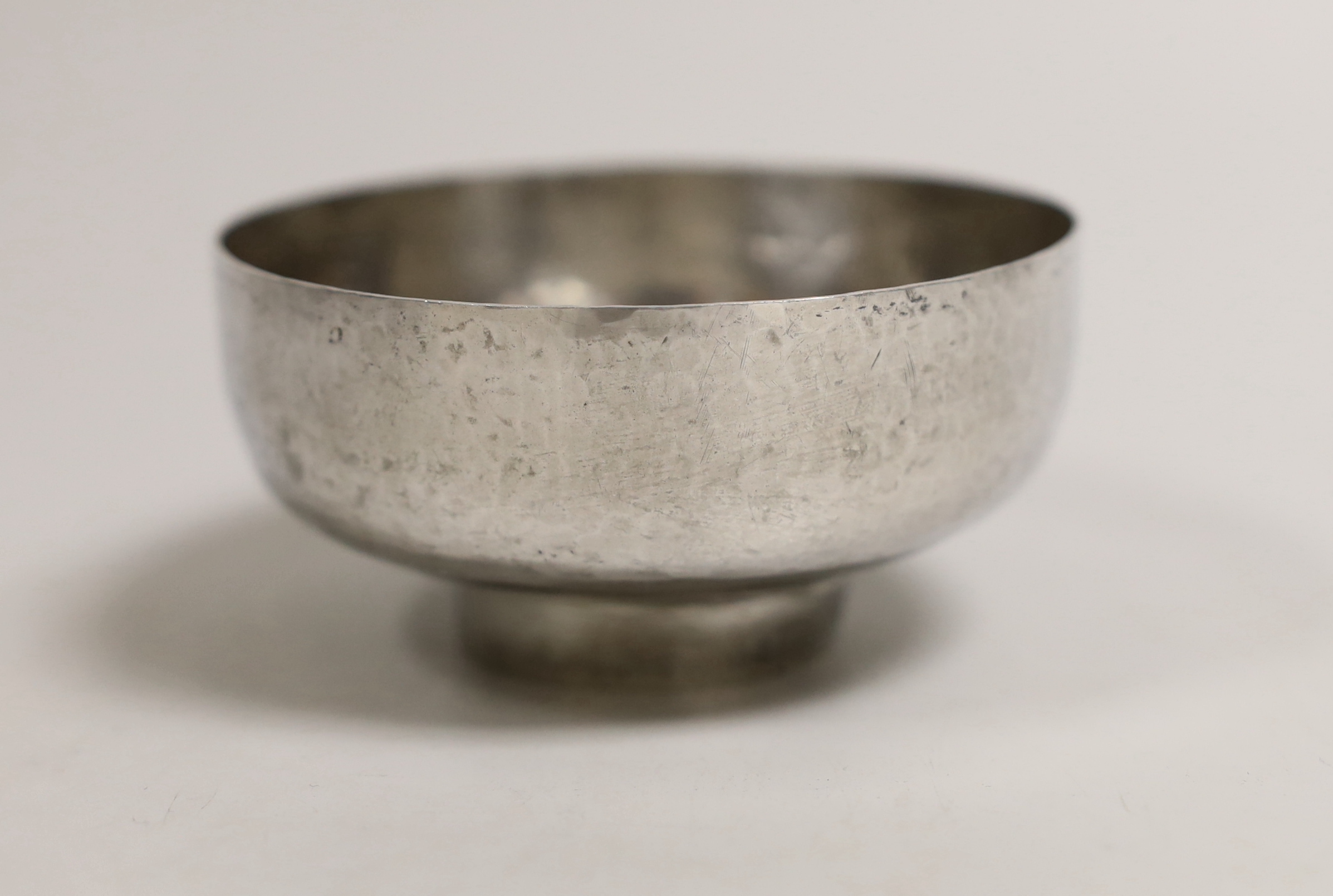 An Elizabeth II planished silver small bowl, HW, Birmingham, 1967, diameter 93mm, 3.2oz.